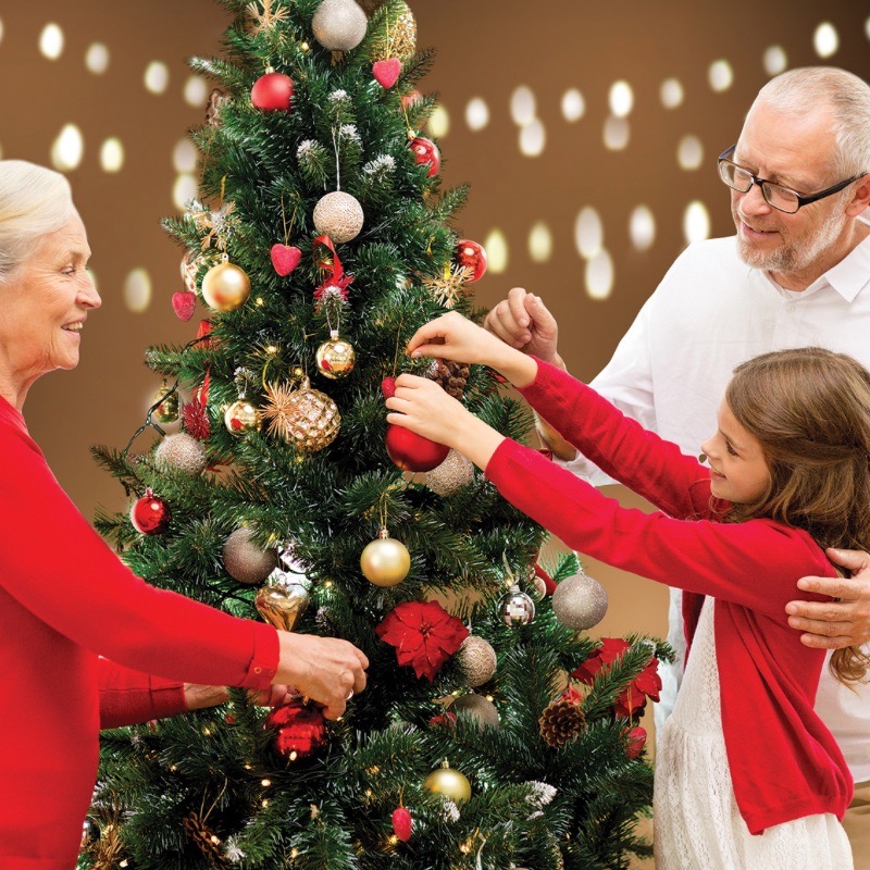 how-to-hang-ornaments-on-your-christmas-tree-creatively